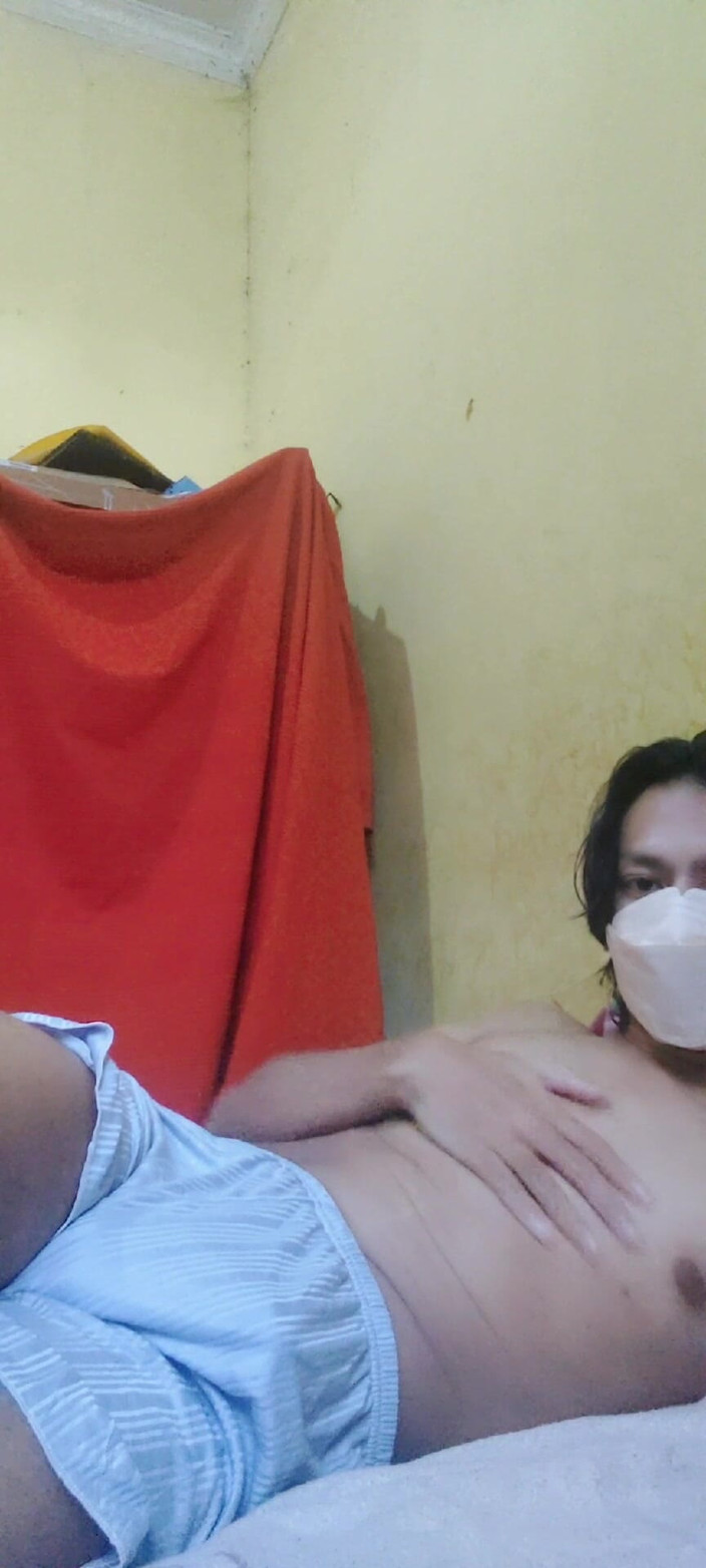 Celyn: Garoto fofo brinca com seu pau