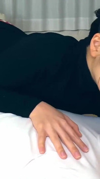 Yüzünü gömerken meme uçlarını yalamayı sürdürüyor -5