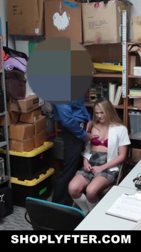 Üniversite üniformalı genç kız hırsızlık için sikiliyor