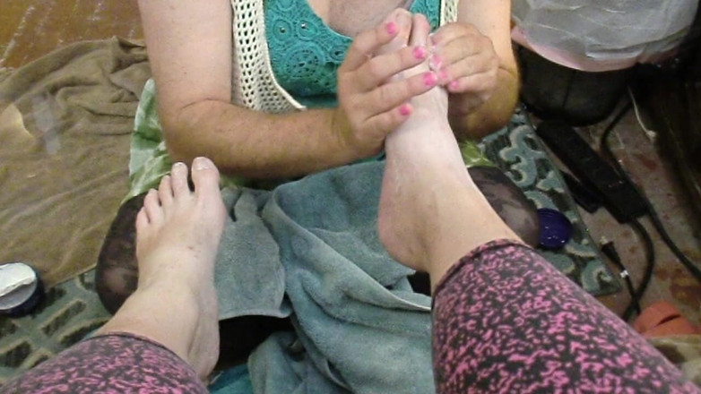 BBW nurse Vicki adventures with friends: Banci comel berpakaian submisif diarahkan untuk mengurut kaki Victoria