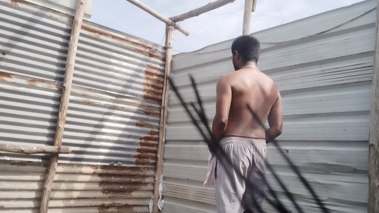 KUMBHA MANOJ KUMAR: Xhard Hintli eşcinsel film yapımcısı açık havada video çekiyor