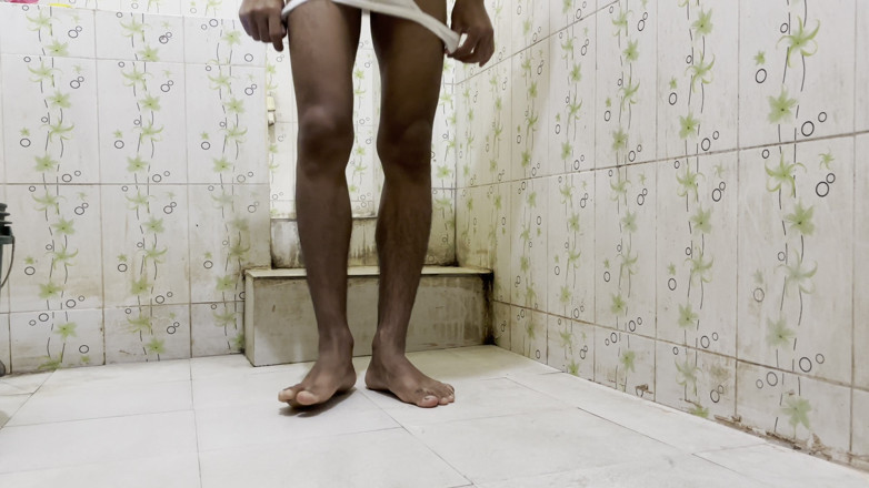LonlyBoy: Tomando banho com minha urina quente e sal