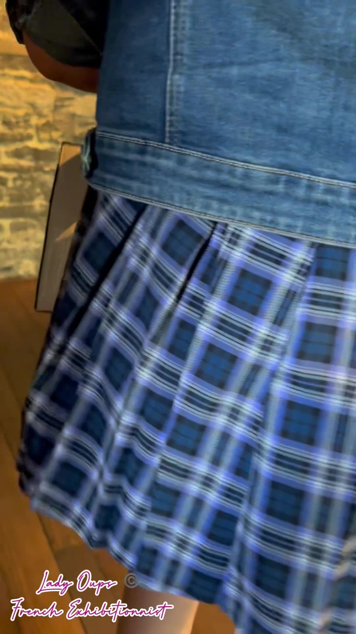 Lady Oups: Visite Du Chateau Avec Plug Micro Jupe Et Seins Visible