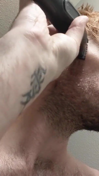 Rasatura e taglio il mio cazzo, le palle e la faccia