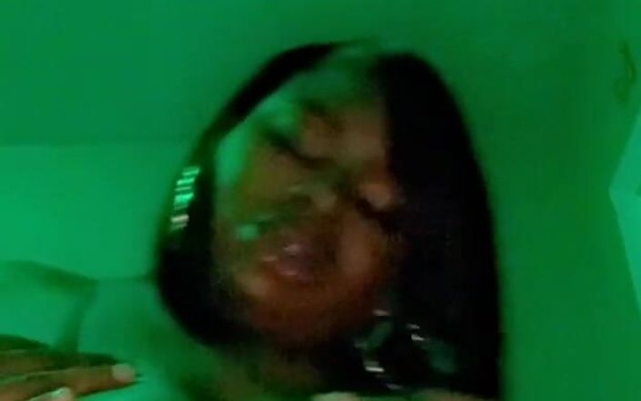 Yanise Lamore: Tittenfick dienstag ??