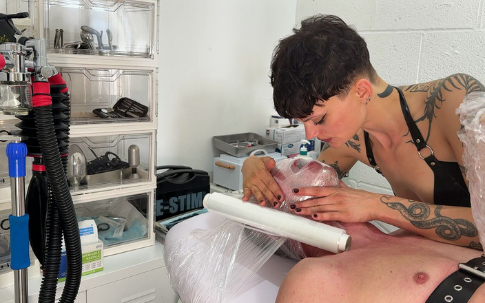 MistressAe: Uzavřeno pro její potěšení - líbání při lepícím filmu