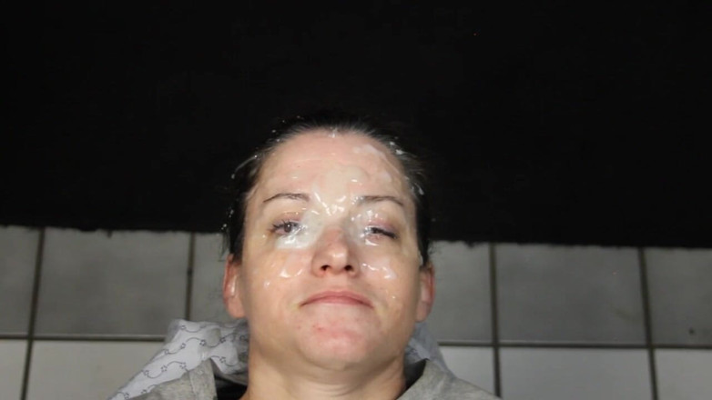Dirty Dees: Elle est de retour et son visage est couvert de...