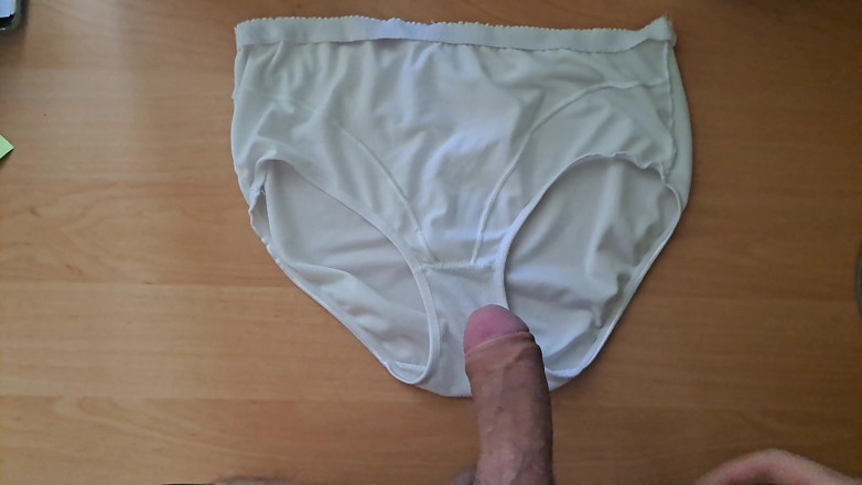 Younger_94: Baisée et éjaculée sur la culotte de belle-mère