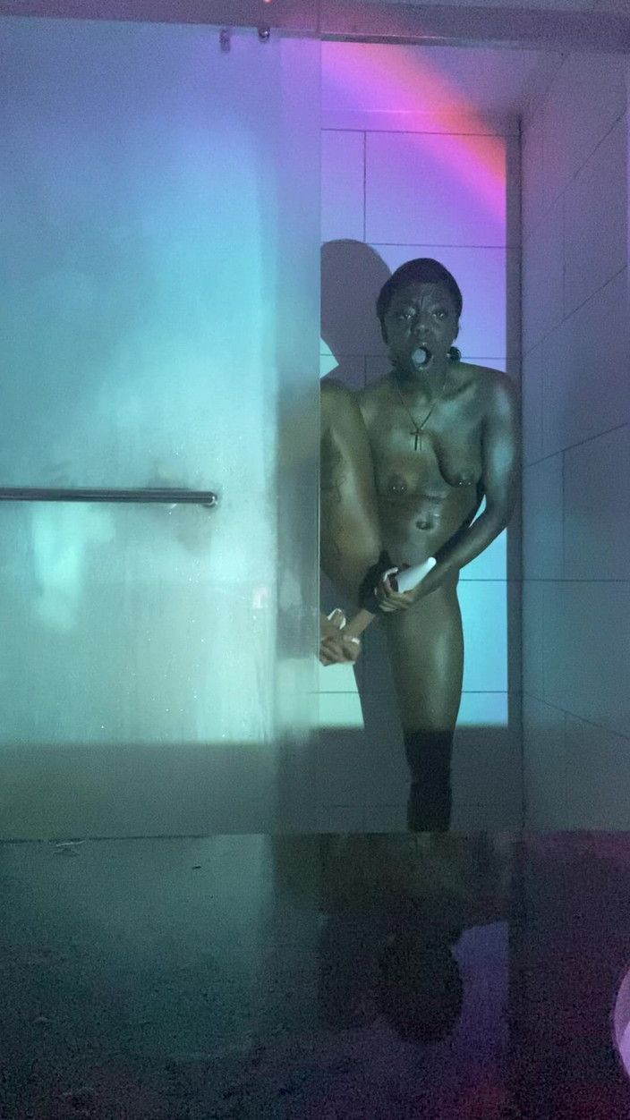 Majesty Nasty: Чернокожей приходится тайком подкраться в душ, чтобы поиграть со своей киской