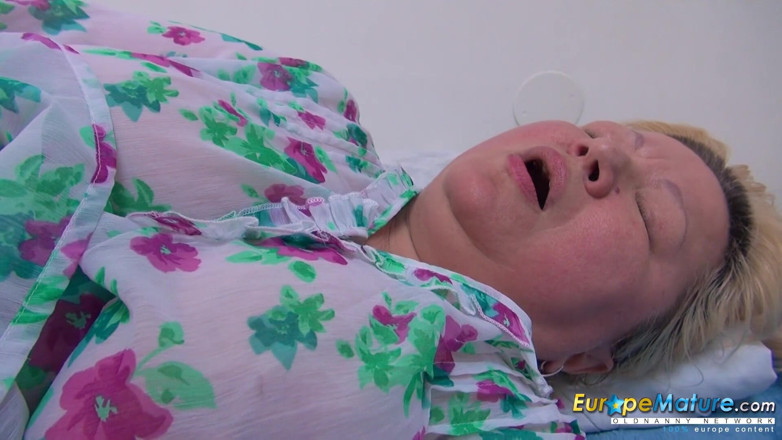 Old Nanny: EuropeMature - Loira robusta Nina brincando