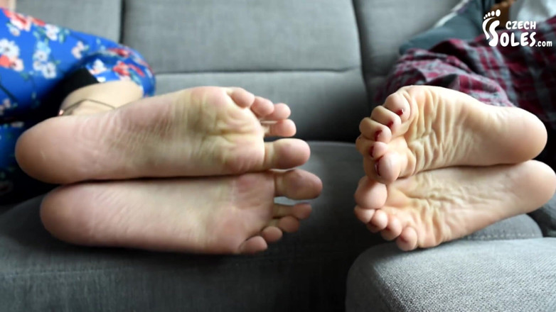 Czech Soles - foot fetish content: Show de comparação de pés enormes e pequenos