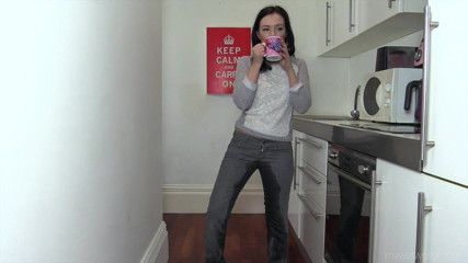 Faye Taylor: Grey jeans in the kitchen