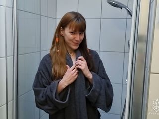 Anne Eden: Masturbieren in swinger-dusche!!