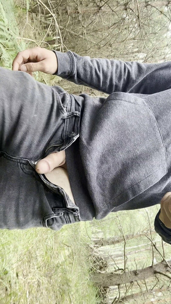 Apomit: Publicboy18 młody chłopak w spodniach, rozbiera się i masturbuje