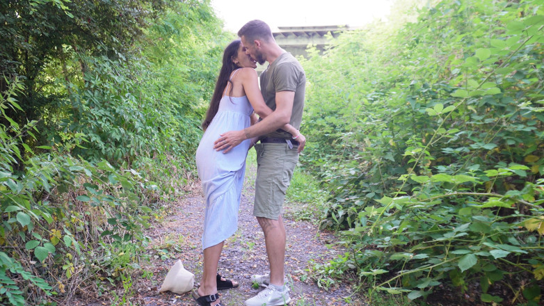 W33D PORN: Outdoor Neuk: Mina Javed Op Het Wandelpad