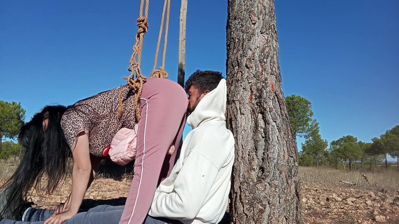 fartingclub01: 放屁在他的脸上，而我把它压在我的屁股和树之间