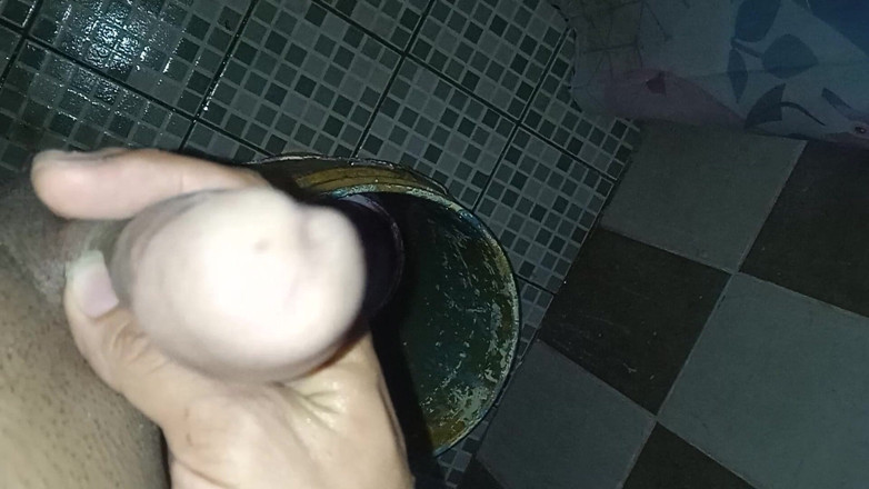 Cute boy jerks off: Tipul își face plăcere în baie pentru ca soția lui să-i trimită...