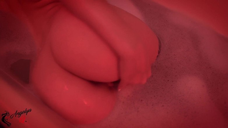 AnGelya G: Mükemmel figürlü bir kız banyoda dildoyla eğleniyor