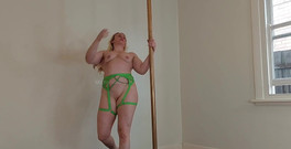 Michellexm: Direk dansı yaparken osurma, gerçek osuruklar, büyük yüksek sesli osuruklar.