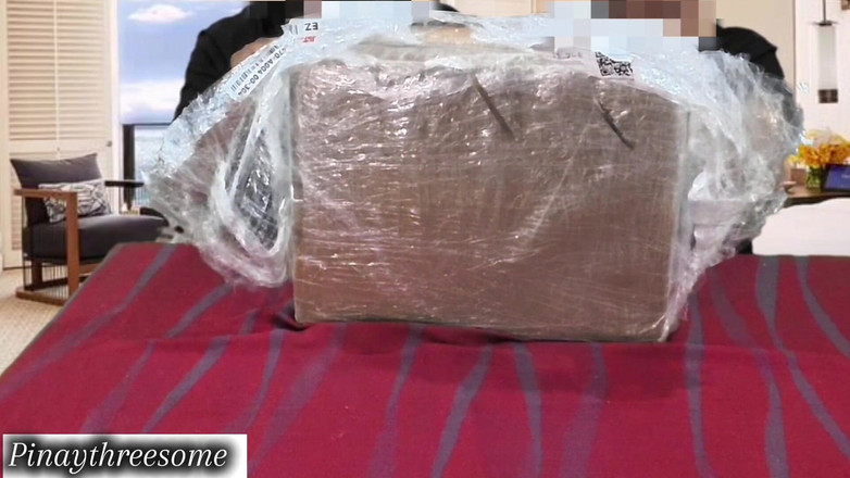 Pinay Threesome: Tantaly Doll Gift membuka kotak dan memeriksa ulasan kualiti