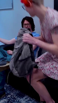 Plachá dívka fake castingový hovor s kouřením a anální hrou