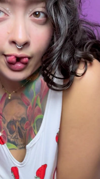 Uriașa dependentă de pitic se excită și cere sex anal