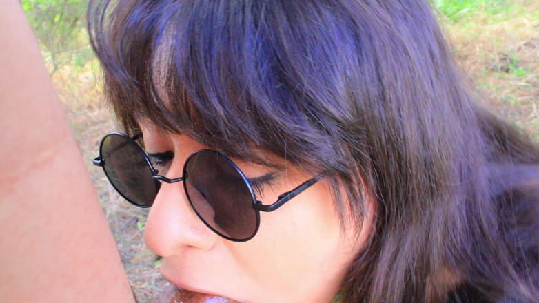 VickyVixen: Goth teen lutscht schwanz im park