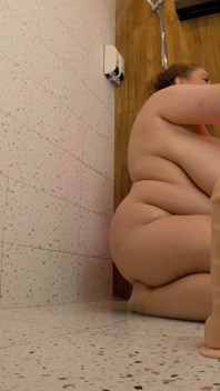 Büyük memeli orta yaşlı seksi kadın dildoda sekiyor ve başka birini emiyor, ıslak amına sertçe boşalıyor