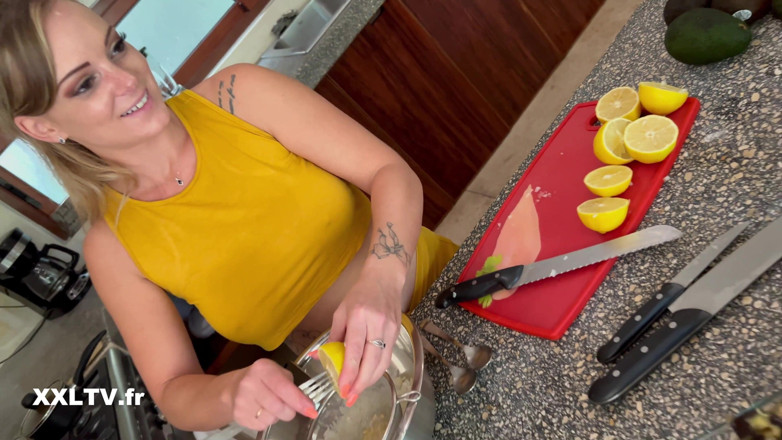 XXLTVFR: Kitchen Sex in Front of a Friend