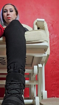 Scarpe Da Ginnastica E Adorazione Del Calk Sudato