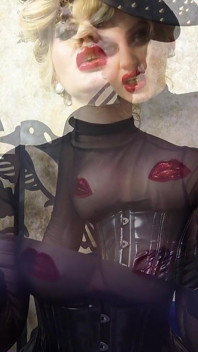 Baci di rossetto dominazione femminile