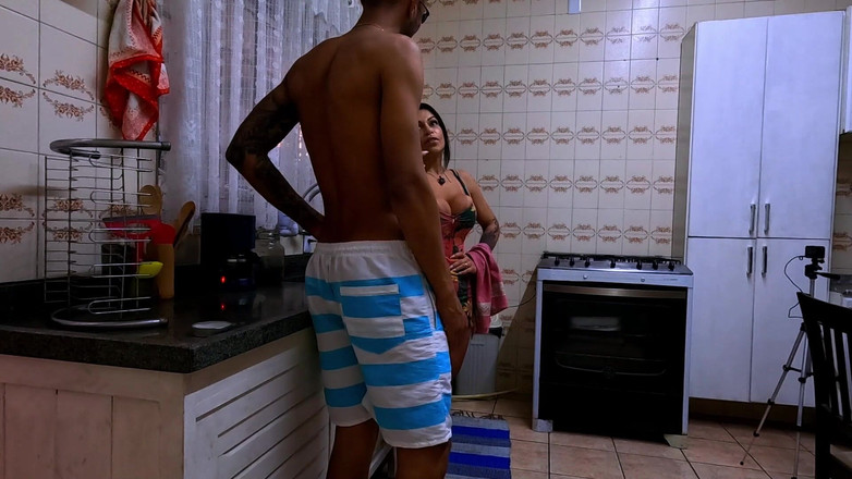 NatzinhaMorena: シンクにしがみつきながら熱くなっている