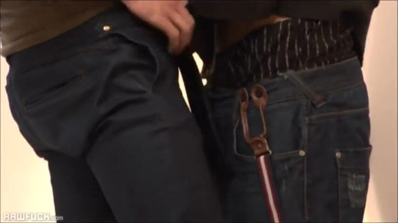 Raw Fuck: Sementales esquiando en trío sorpresa