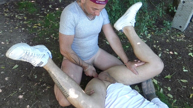 USED BAREBACK BY PORNSTARS HUGE COCK: 性感的年轻女郎在户外公园被中出