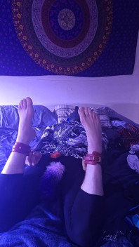 Piedi e catene auto bondage e coda