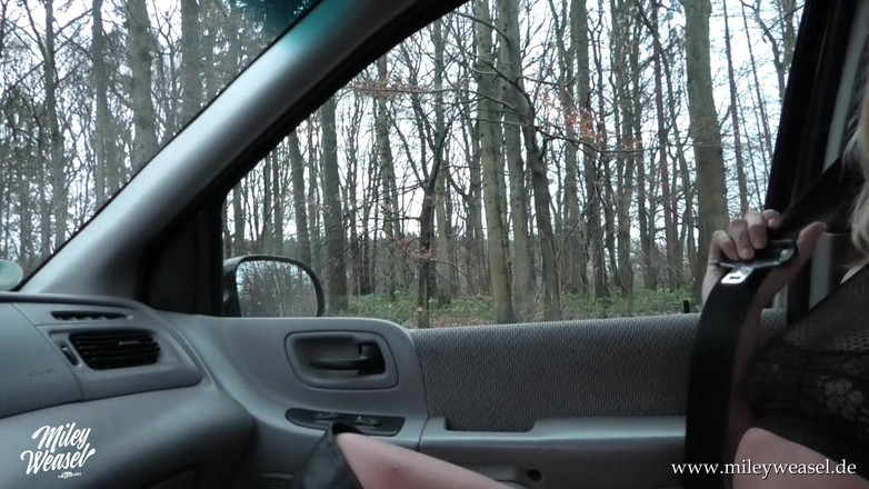 Miley Weasel: 공공 장소에서 따먹히는 핫한 독일 금발