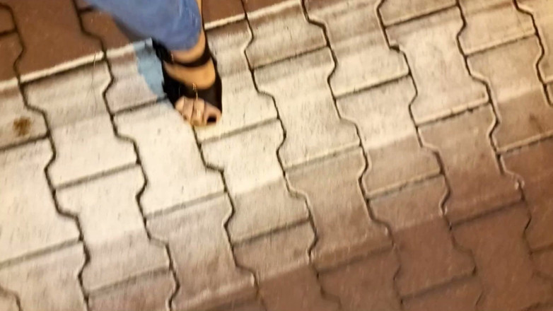 Heelex: Crossdresser publicznie pokazuje swoje piękne stopy w klinach na wysokich...
