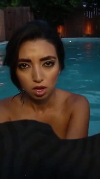Frida Sante chupando pau na piscina!  POVMania