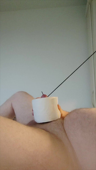 Carmen_Nylonjunge: ナイロンジャングが欲求不満なトイレットペーパーロールを抱く