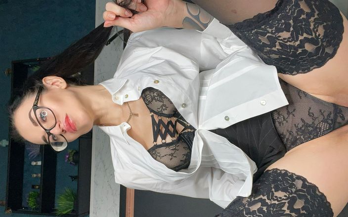 Julia domaina: Traje de secretaria, lencería y medias negras, consolador jugando