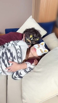 Pe canapeaua camerei de aventură, cei doi împart un sărut pasional și încep să facă sex pentru a-și împărtăși dragostea profundă.