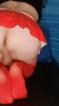 Rotes und schwarzes outfit mit meinem stoßenden schwanz-ring-spielzeug, das einen intensiven orgasmus hat