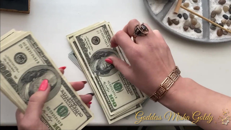Goddess Misha Goldy: Güzel manikürlü ellerimde dolar faturalarının asmr hışırdaması ve aşağılama!