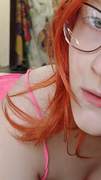 Junge studentin kisssiiik hat und zeigt ihre schönen beine