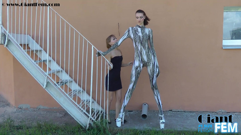 Giant Fem: ใหญ่และเล็กในที่สาธารณะ