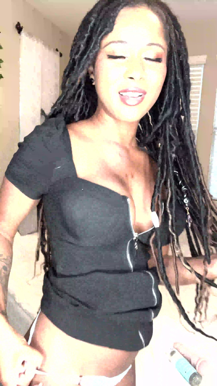 Cali Sweets: Soyez excitée par Cali Sweets en jouant avec son gode