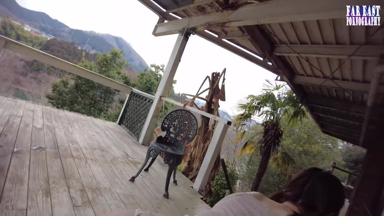 Far East pornography: Cesur genç bir güzellik açık havada her sıcak damlayı boşaltırken...