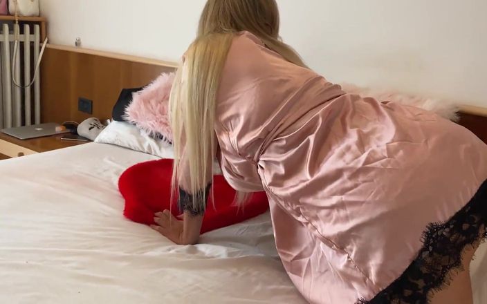 Ivana Montana: Stiefmutter, MILF und stiefsohn teilen sich das hotelzimmer