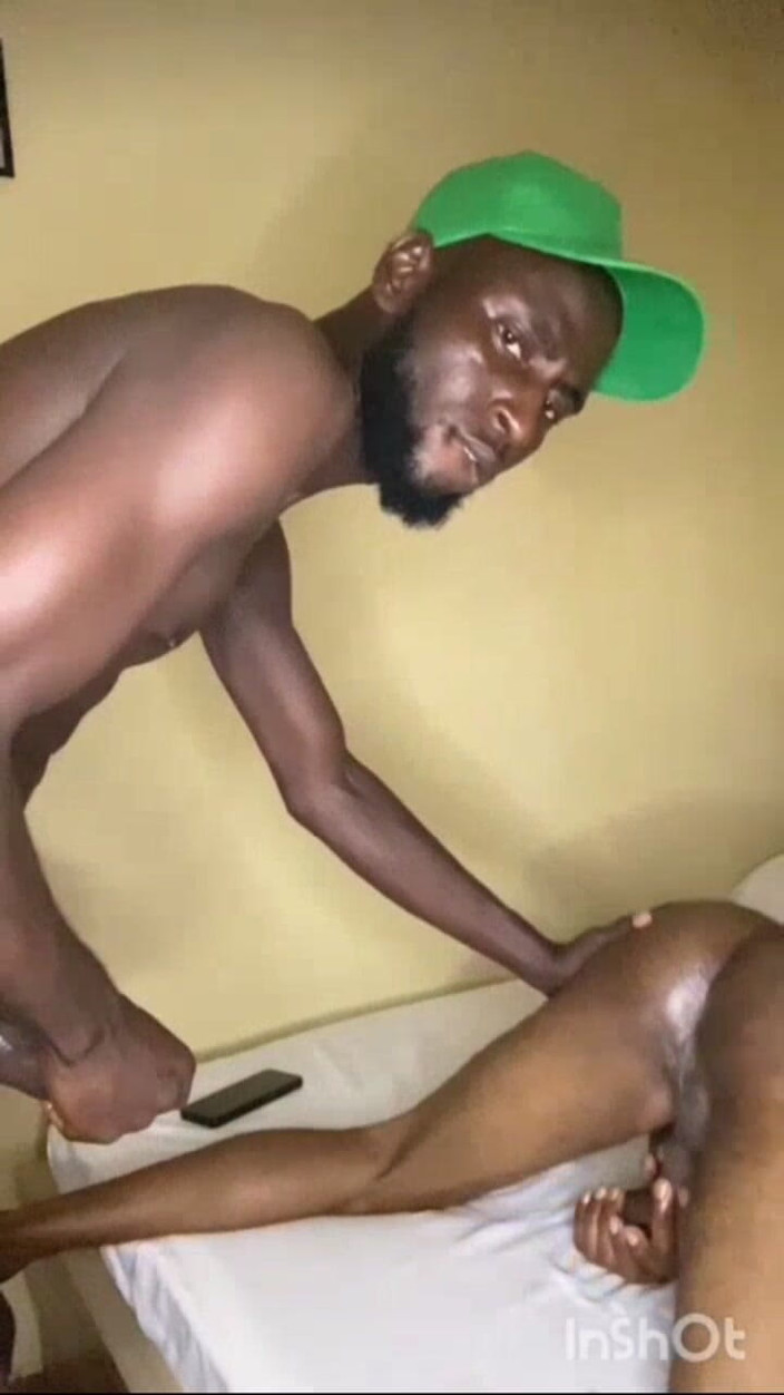 Chief_daddyy: 一个异性恋男人在黑人同性恋者手中失去了他的童贞。