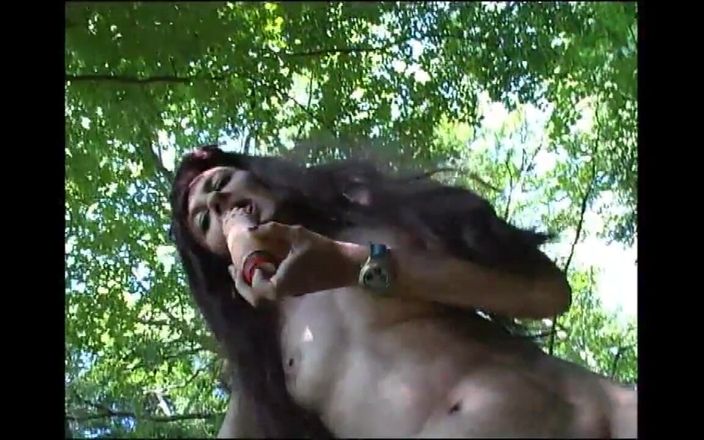 Out Sexxx: Cachonda madura se masturba con un gran consolador su peludo...